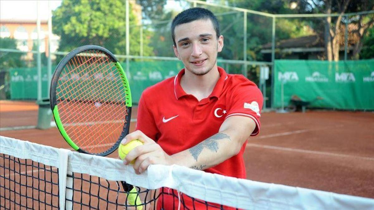 Milli tenisçi Emirhan Toper, başarıları ve azmiyle örnek oluyor