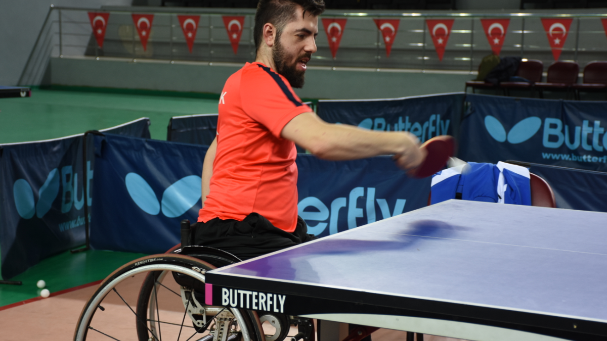 Milli paralimpik masa tenisçi Ali Öztürk ağabeyinin yolunda ilerliyor