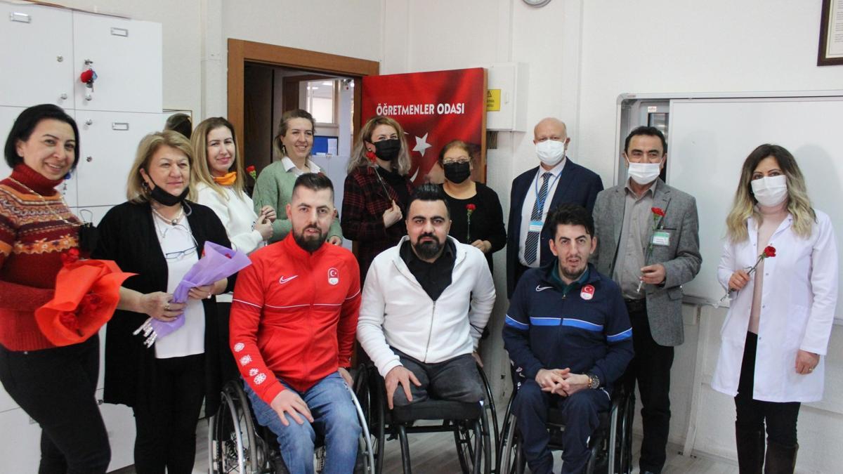 Şampiyon sporcular, 8 Mart'ta kadın öğretmenleriyle bir araya geldi