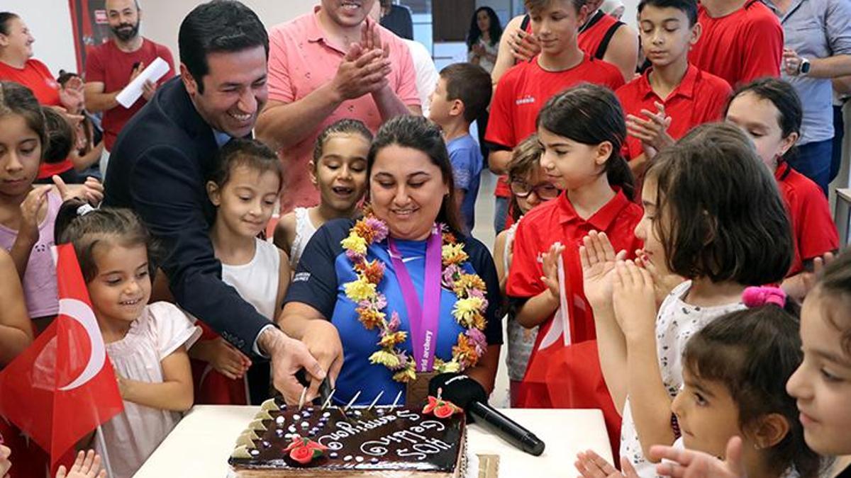 Merve Nur Eroğlu'na memleketi Bolu'da çiçekli karşılama