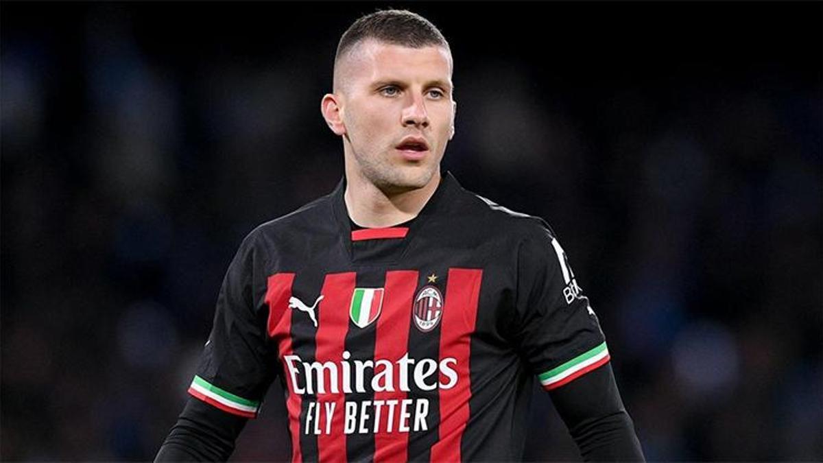 Beşiktaş’ın Milanlı Hırvat golcü Ante Rebic ile anlaşmaya vardığı ve oyuncunun İstanbul’a geleceği bildirildi. Rebic’in İstanbul yolculuğu öncesi çektiği bir fotoğraf da paylaşıldı. Oyuncu Türkiye’ye geldikten sonra sağlık kontrolünden geçecek ve Beşiktaş ile 2 yıllık sözleşme imzalayacak. Rebic, hücum hattının farklı bölgelerinde oynayabilen bir futbolcu olarak dikkat çekiyor. Oyuncunun gelmesiyle Beşiktaş’ın hücum gücünün artması bekleniyor.