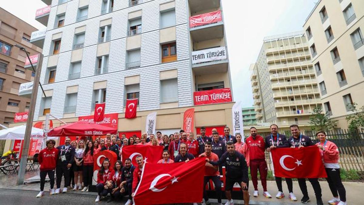 Bakan Bak, 30 Ağustos Zafer Bayramın'nı Paris'te Paralimpik sporcularla birlikte kutladı