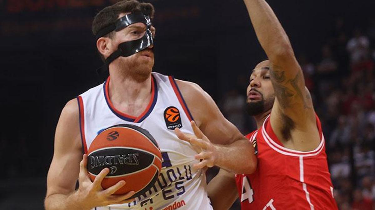Olympiacos Defeat Anadolu Efes 89-66 in EuroLeague; Pablo Laso Addresses Mike James Injury