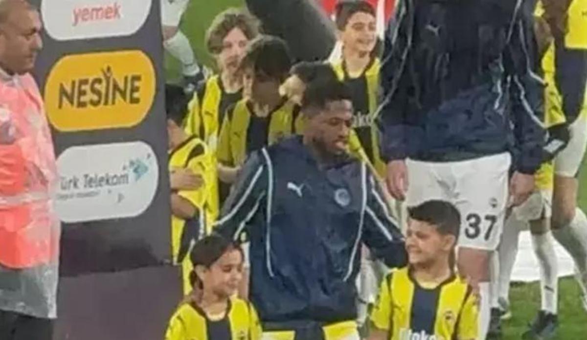 Fanatik: Fred'le sahaya gelip Talisca ile fotoğraf çektirmişti, ünlü ismin oğlu olduğu ortaya çıktı