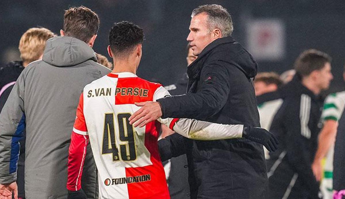 Robin van Persie oğlunu oyuna aldı, topa tutuldu