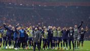 Fenerbahçe, Galatasaray zaferini deplasman tribününün önünde kutladı