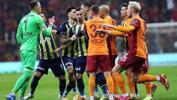 Galatasaray-Fenerbahçe derbisinde olay! Saha bir anda karıştı...