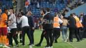 Trabzonspor-Galatasaray maçında olay! Sahaya atladı, Abdülkadir Ömür'e yöneldi...