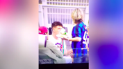 Inter'in şampiyonluk kutlamasında Bastoni'nin annesi, oğluna pizza yedirip ağzını sildi!