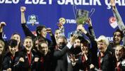 Beşiktaş Başkanı Ahmet Nur Çebi, şampiyonluk kupasını futbolcularıyla kaldırdı