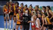 Galatasaray Başkanı Cengiz, Kadın Voleybol Takımı'na ödül verdi