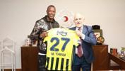 Fenerbahçe'nin golcüsü Mame Thiam'dan Kızılay'a ziyaret