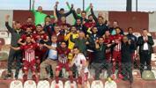 Hataysporlu futbolcular galibiyet sevincini tribünde yaşadı
