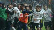 Beşiktaş - Fenerbahçe derbisinde kavga! Saha karıştı...