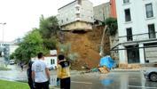 İstanbul Beyoğlu'nda toprak kayması! Boşaltılan bina çöktü