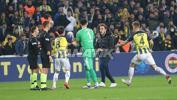 Sahaya girdi, Zorbay Küçük'e saldırmak istedi! Fenerbahçe-Trabzonspor maçında büyük olay!