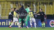 Zorbay Küçük'e saldırı girişimi! Fenerbahçe - Trabzonspor maçında tatil kararının kıyısından dönüldü
