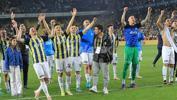 Derbi galibiyetinin ardından Fenerbahçeli futbolcular ve taraftarlardan kutlama