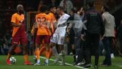 Galatasaray - Sivasspor maçında saha karıştı! Art arda olaylar...