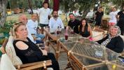Ünlü futbolcu Arda Turan, Edremit'te ailesi ve dostlarını ziyaret etti