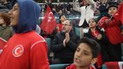 Bakan Kasapoğlu, depremzede çocuklarla birlikte izledi