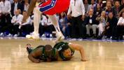 Boston Celtics - Philadelphia 76ers maçında yürekleri ağza getiren olay