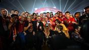 Mauro Icardi ile Simge'den 'Aşkın Olayım' düeti! Şampiyon Galatasaray kupasına kavuştu