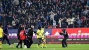 Trabzonspor - Fenerbahçe maçında bitmeyen gerilim: Kafasını duvara çarptı! Aileler panik yaşadı