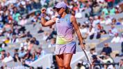 Swiatek sweeps past Raducanu as French Open reign rolls on