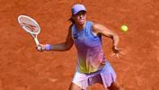 Swiatek extends her French Open record to reach semi-final against Sabalenka