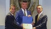 Ve Fenerbahçe'nin yeni Başkanı Sadettin Saran mazbatasını aldı! 'Hep böyle olmasını istemiştim'