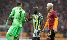 Galatasaray-Fenerbahçe derbisinde saha karıştı! Gergin anlar...