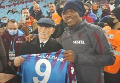 Trabzonspor o anları paylaştı! Nwakaeme ve Halit Aygün bir araya geldi