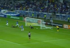 Tribünler yıkıldı! Bu gol nasıl kaçar?