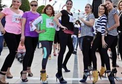 Antalya'da kadınlar topuklu ayakkabılarıyla koştular