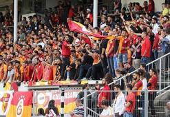 Galatasaray taraftarı tribünde yerini aldı