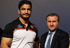 Taha Akgül ve İsmail Balaban'a plaket verildi