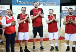 Bakan Osman Aşkın Bak medya çalışanlarıyla basketbol maçı yaptı