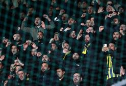 Fenerbahçe taraftarları takımlarını, Slavia Prag deplasmanında yalnız bırakmadı