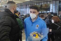 Fenerbahçe, Prag'da çiçeklerle karşılandı