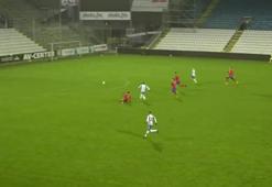 25 metreden kendi kalesine şahane gol attı!