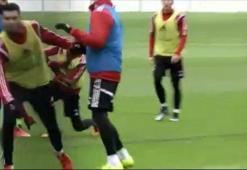 İdmanda arkadaşına kafa attı