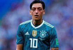 Önce Oliver Bierhoff sonra Reinhard Grindel... Ama Mesut Özil dik duruyor!
