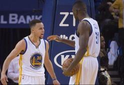 Curry, Warriors'ı taşımaya devam ediyor