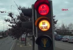 Trabzon'da trafik ışıklarında ''O sene, bu sene''' ve kupa vurgusu