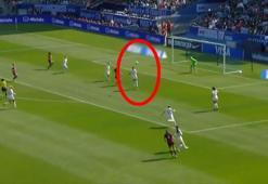 Kadın futbolcu kendi kalesine hat-trick yaptı!