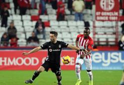 Antalyaspor-Beşiktaş maçında tartışmalı VAR kararı! "Net,açık, bariz bir penaltı"