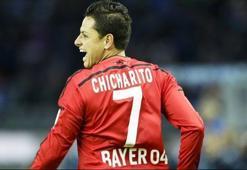 Chicharito'nun etrafını sardılar