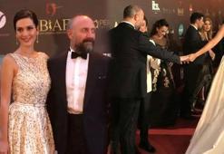Bergüzar Korel, katıldığı ödül töreninde ilgi odağı oldu