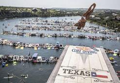 Amerika'da düzenlenen Cliff Diving atlayışları yürekleri ağza getirdi